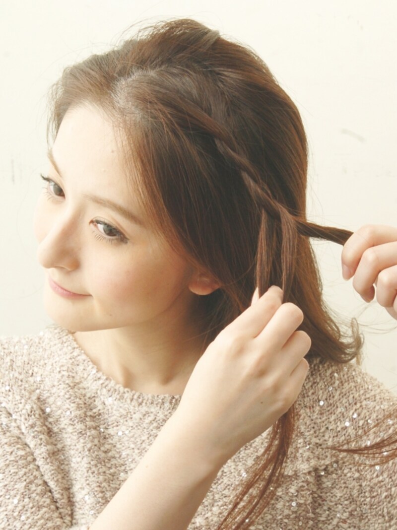 やや後ろに引きながら三つ編み