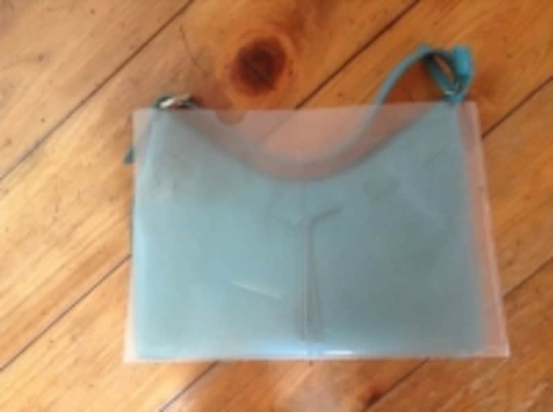 クリアファイルとバッグを比較。透明のクリアファイルを使おう