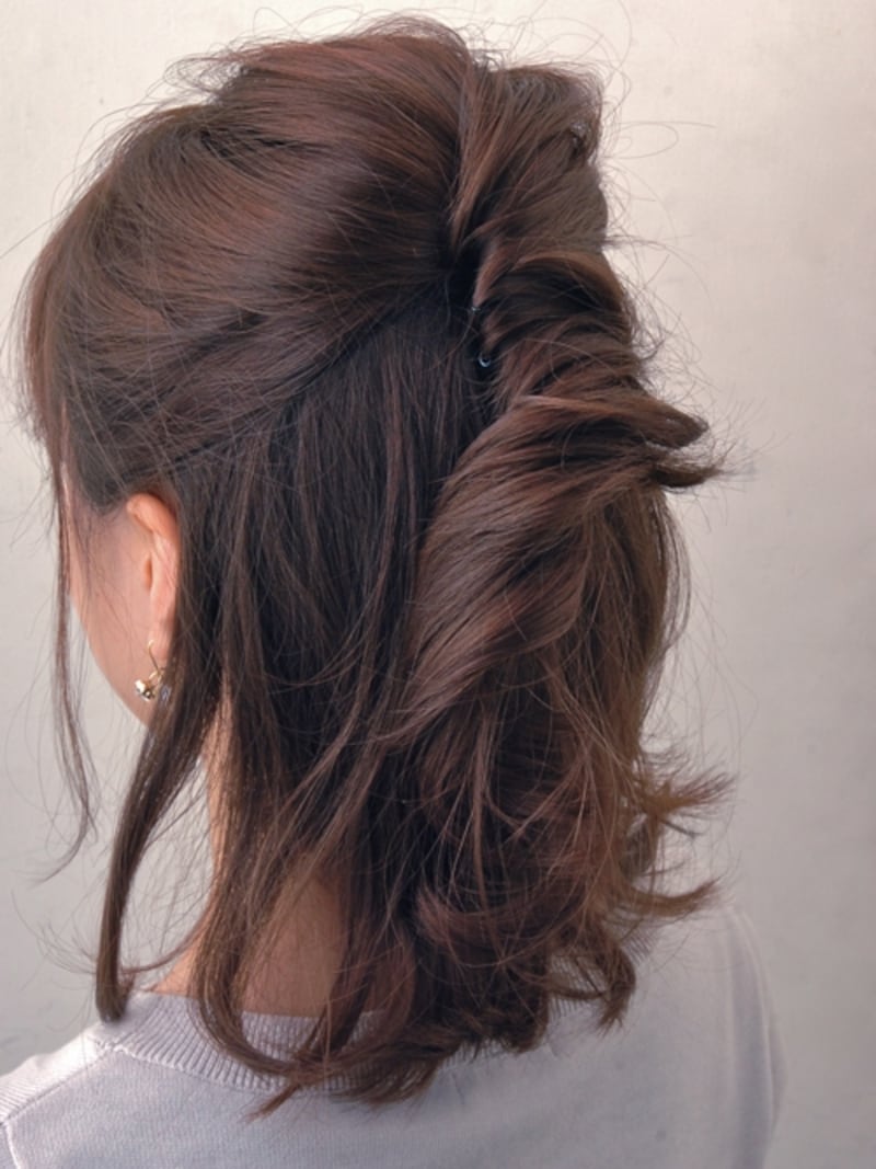 毛先をさらにゆるくねじる