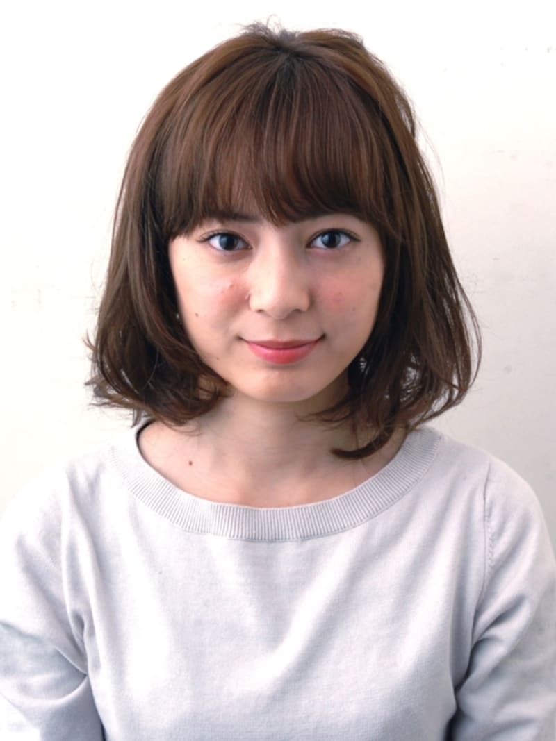 鎖骨ラインのミディアムスタイル