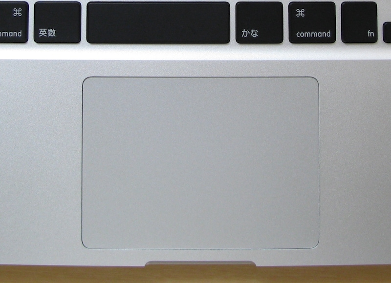写真は13インチモデルのもの、15インチや17インチではキーボードとの距離が若干広くなります(クリックで拡大)