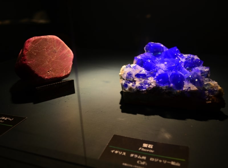 蛍光鉱物のルビーと蛍石