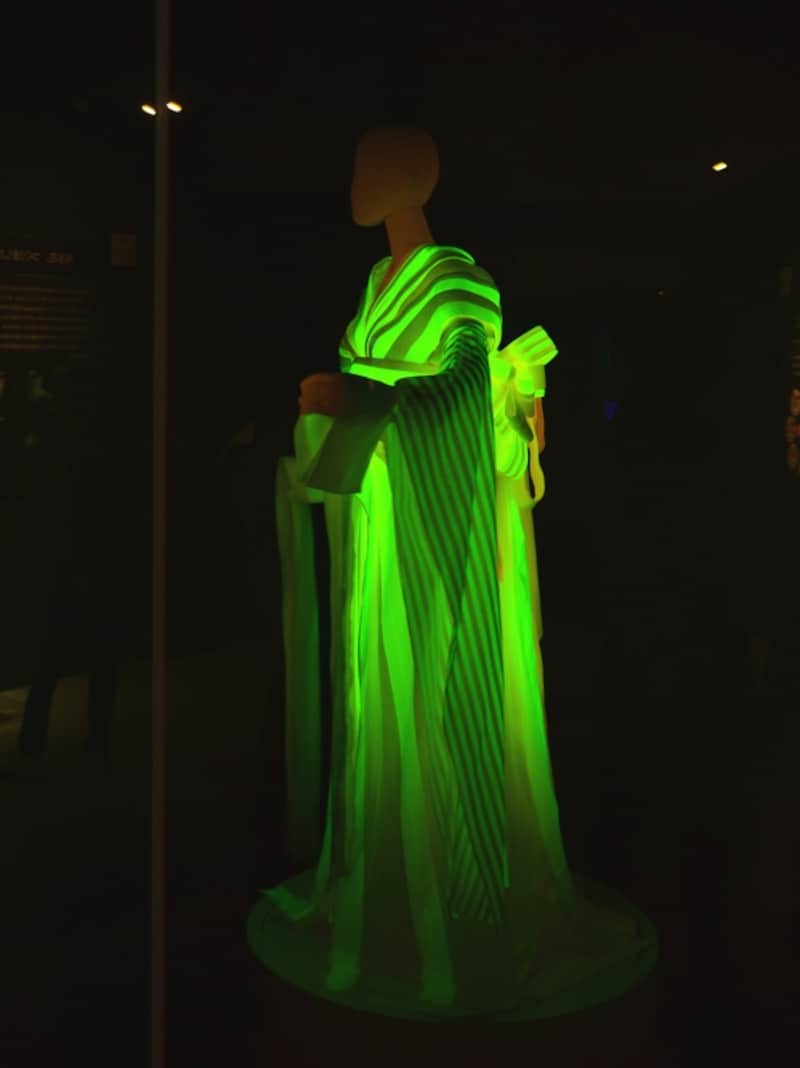 光るシルクで作った舞台衣装