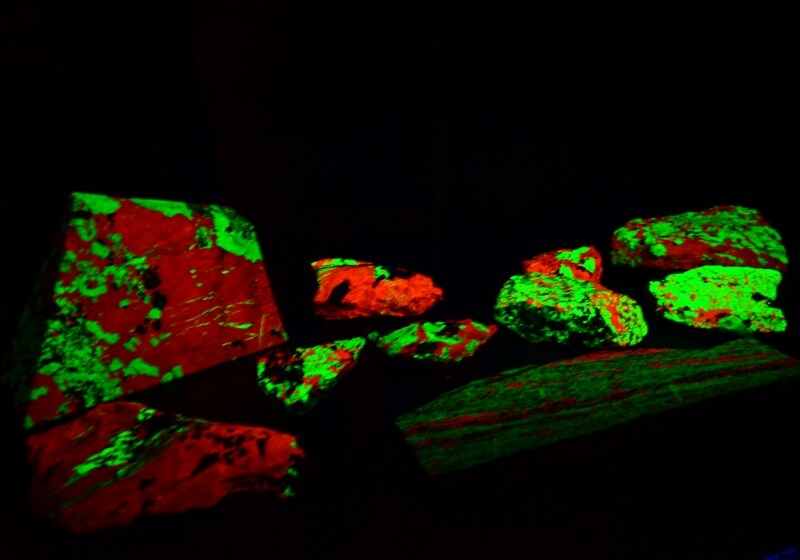 蛍光鉱石の「珪亜鉱石undefined方解石」