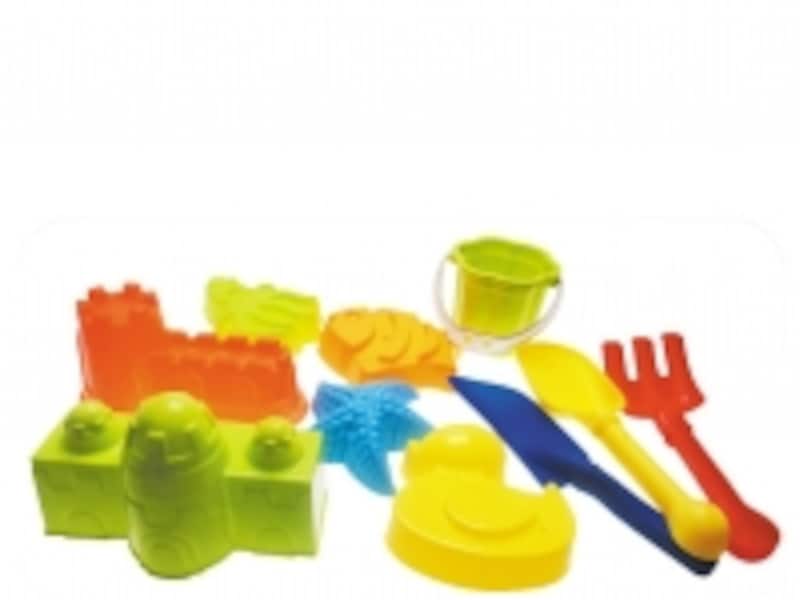 サンドテーブルには砂遊び道具がセットになっています