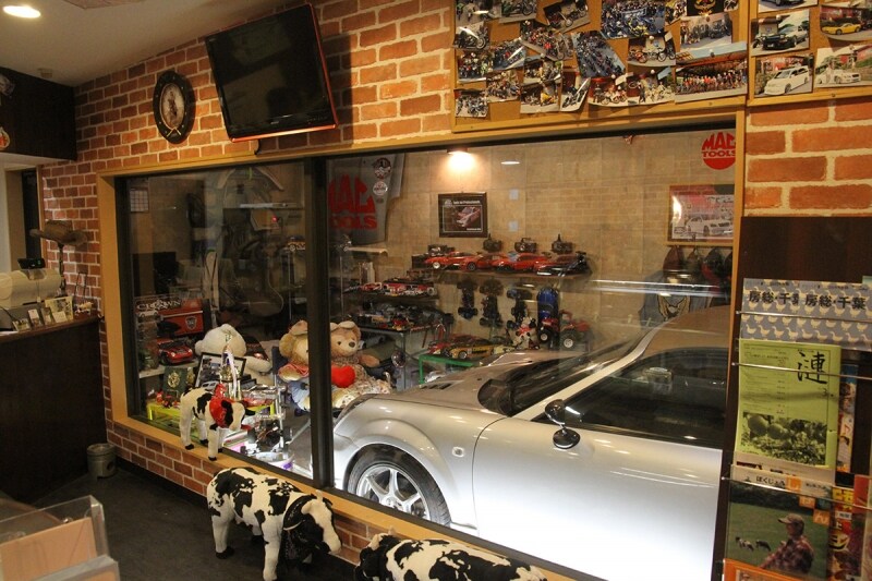 須藤牧場 アイスカフェのなかは趣味のアメリカンガレージが広がっています。