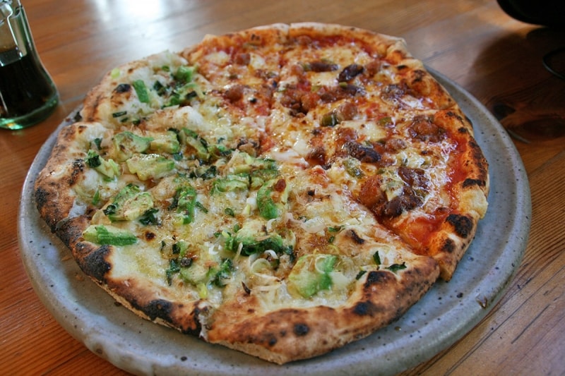 チョイ辛!チリビーンズピザ」と「アボカドとネギのピザ」のハーフ&ハーフ。