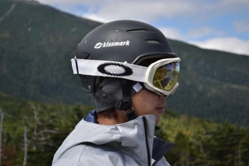 ヘルメットの外側にゴーグルを着用しています。