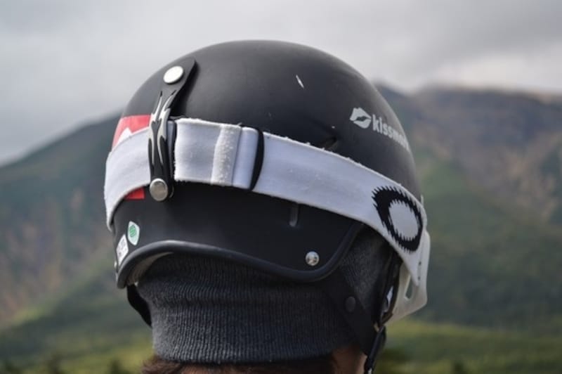 ヘルメットの後ろ側にはこのようなフックが付いています。