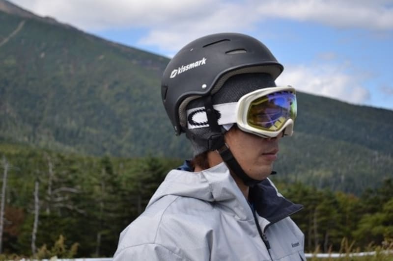 ヘルメットの内側にゴーグルを着用しています。