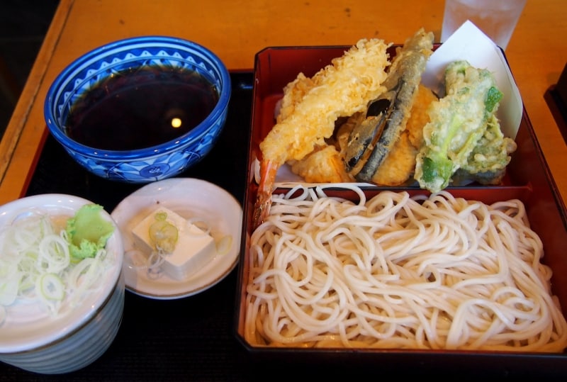 驚くほど天ぷらの量、冷奴もついている