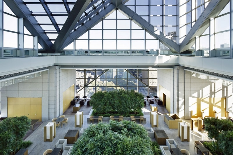 大きな天窓、三方面のガラス窓に囲まれ、竹やグリーンが植栽されており、気持ち良い空間は、まるで巨大な温室?!