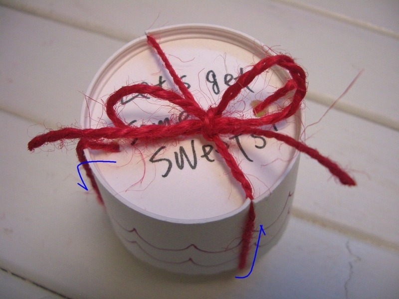 紐をかけて結ぶ