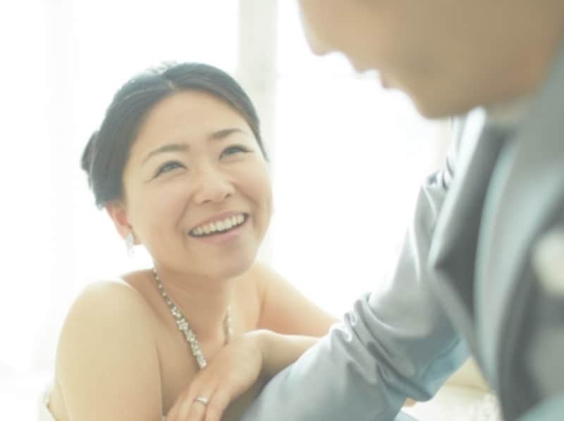 男性に微笑む女性