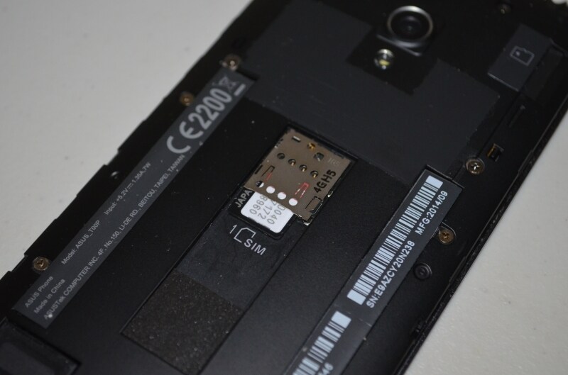 抜き差ししやすいSIMスロット