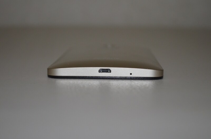 底面。背面がゆったりとした曲線を描いているのがわかる