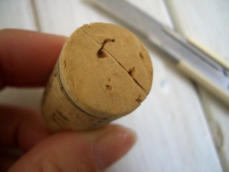 コルクに切り込みを入れる