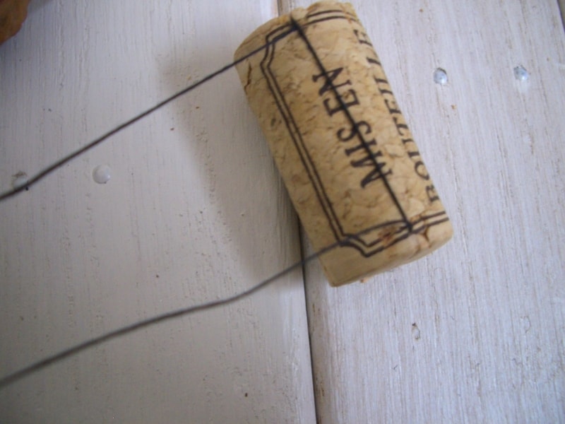 切り込みに糸を挟む