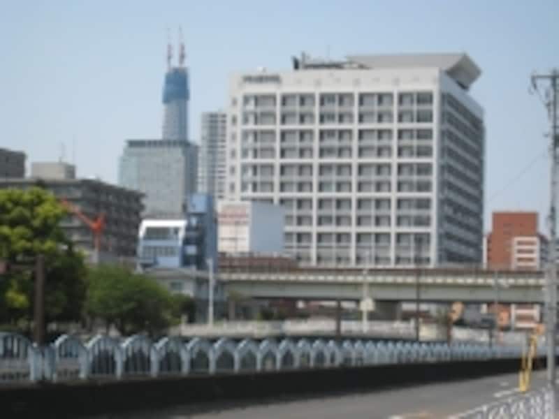 横十間川沿いにそびえる都立墨東病院。左手に見えているのが建設中の東京スカイツリー