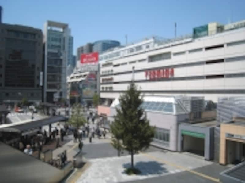 錦糸町駅南口。駅ビルテルミナの手前右隅に東京メトロ半蔵門線の出入り口が見える。総武線の錦糸町駅とは多少離れている