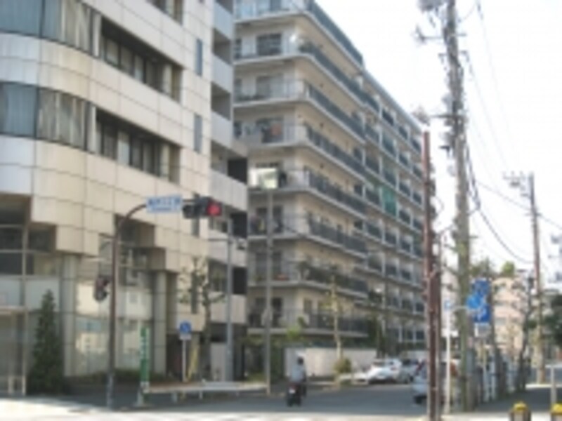 築30年くらいまでの物件が目につく中古マンション市場。ただし、中古ではあまり広い物件は期待できない