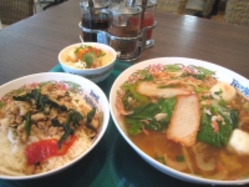 タイ料理のランチ。アジアの食であればかなりの種類が揃うので、グルメにはウレシイ街のひとつ