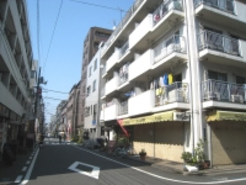 駅周辺では１階に飲食店や店舗、オフィスなどが入った建物が目に付いた