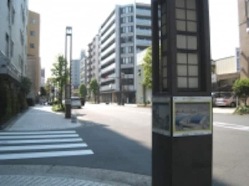 北斎通り沿いには北斎の絵が飾られ、トイレも北斎の絵でラッピングされている。歩道も整備されて大きな通りだが、交通量はそれほど多くない