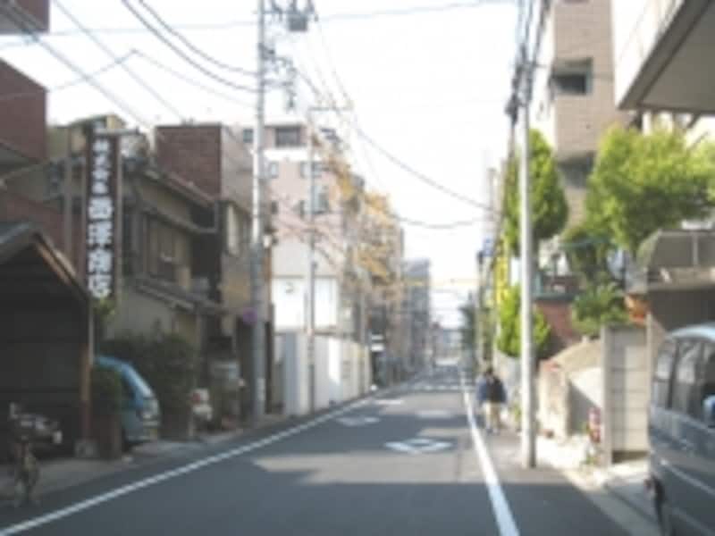 一戸建てがないわけではないが、あまり数がない。住宅街の中のところどころに小規模な工場が見えるのがお分かりいただけるだろうか