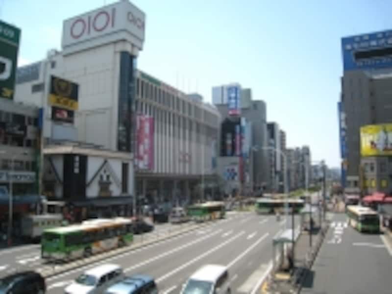 総武線と平行して、南口側を走る京葉道路。通り沿いにはマルイやオフィスビル、飲食店が並ぶ