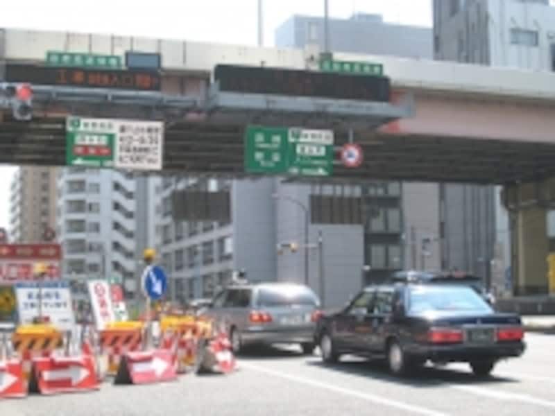 首都高速7号線はこのエリアでは堅川上を走っており、川沿いには緑道が設けられている