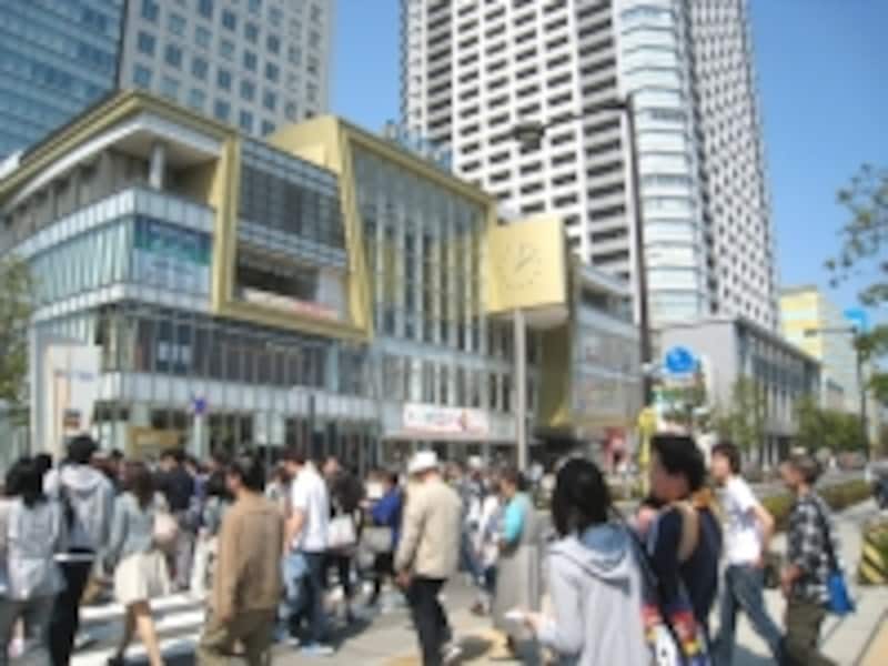 再開発で生まれて商業施設オリナスとタワーマンション。休日ともなると周辺から多くの人が集まり、ごった返す