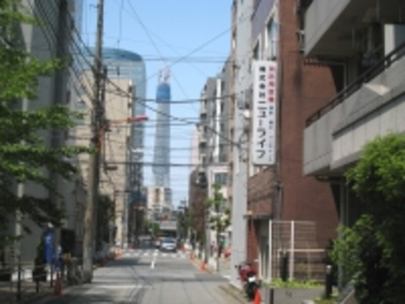 押上の東京スカイツリー建設現場は歩いてもいけるほどの距離で、街のあちこちから見ることができる。今の段階で