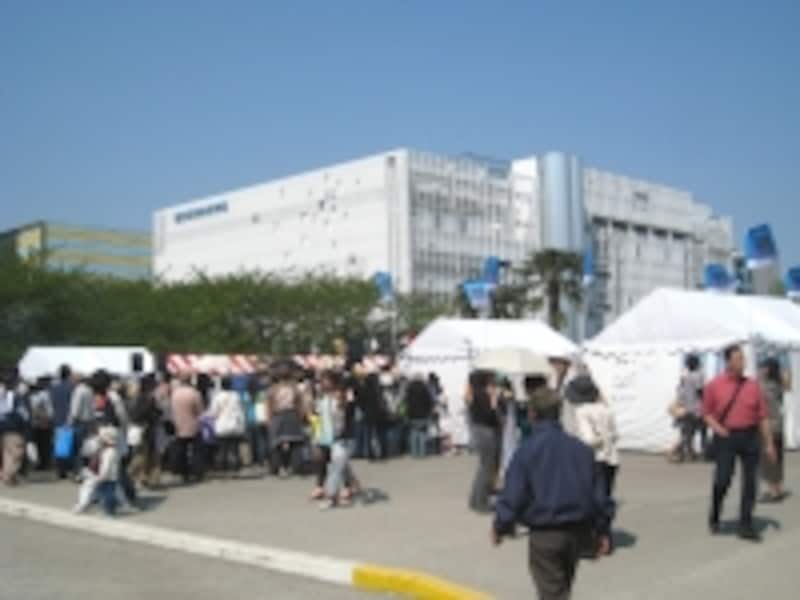 新装なった墨田区総合体育館。錦糸公園内にあり、公園内では各種イベントやフェスティバルなどが開かれる。この日はハワイアンフェスティバルでフラダンスが行われ、ハワイアングッズの店などが出ていた