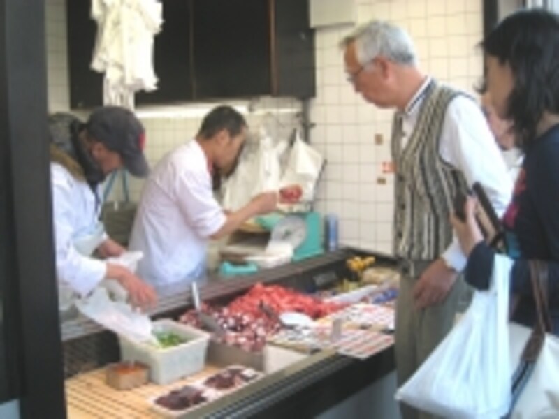 創業60余年という老舗魚寅。南口を出ると常に行列が見えているので、すぐ分かる