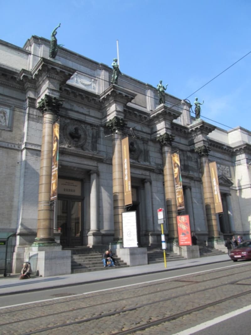 ネオクラシック様式のコラムが目立つ