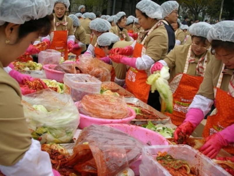 毎年ソウル広場で行われる韓国ヤクルトによるキムジャンの様子。漬けたキムチは全て経済的に困難な暮らしをしている人たちに配られます