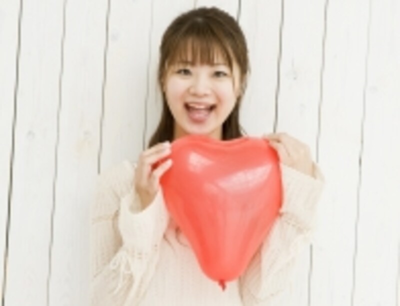 ハート持つ女性