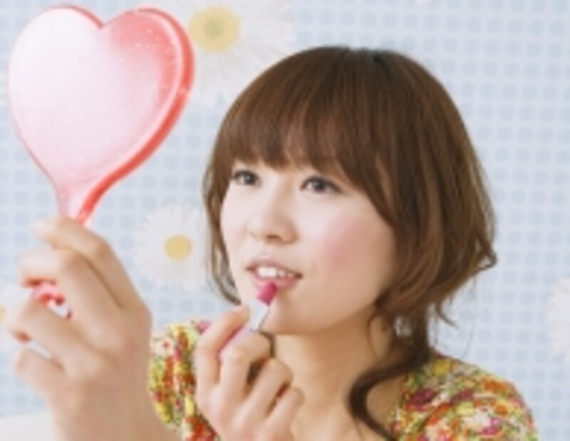 口紅を塗る女性