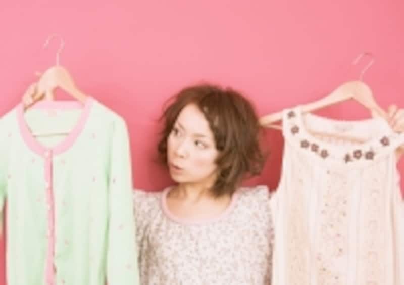 服を選ぶ女性