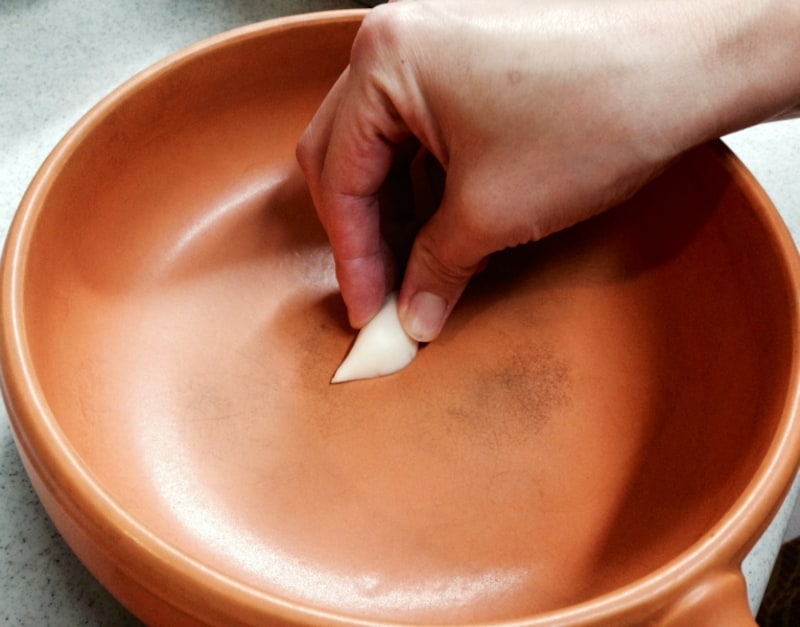 3. にんにくをこすりつけているところ