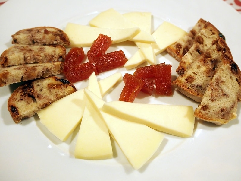 アルスアとメンブリージョ胡桃パン添え