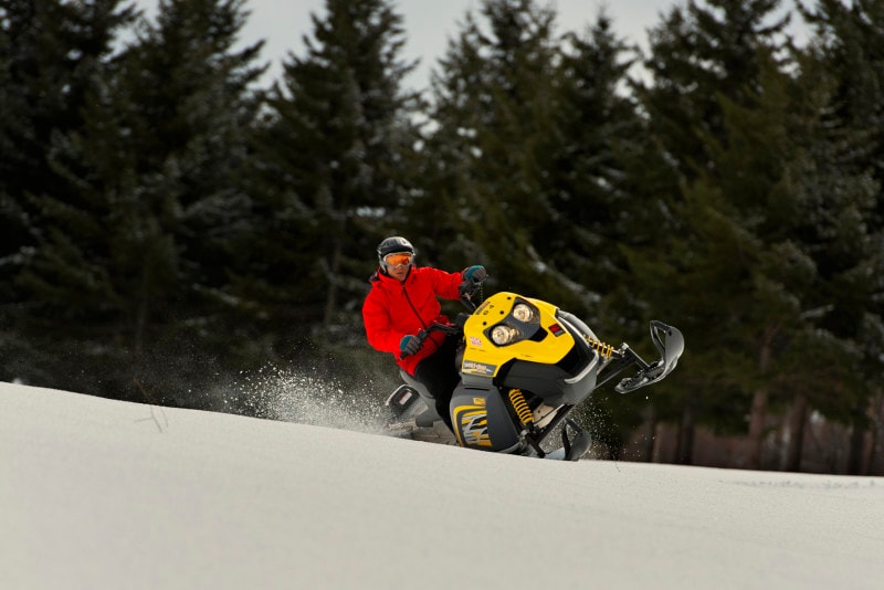 スノーモービル,雪,冬,ウィンタースポーツ,スキー,スノボ,雪山,ダイナミック,スポーツ,迫力,ゴーグル,ウェア,ドライブ