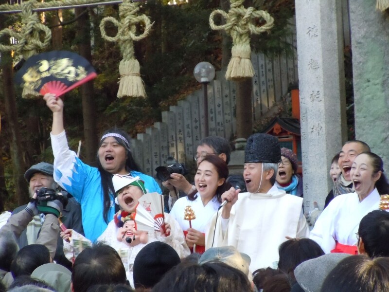 枚岡神社undefined注連縄掛神事(お笑い神事)