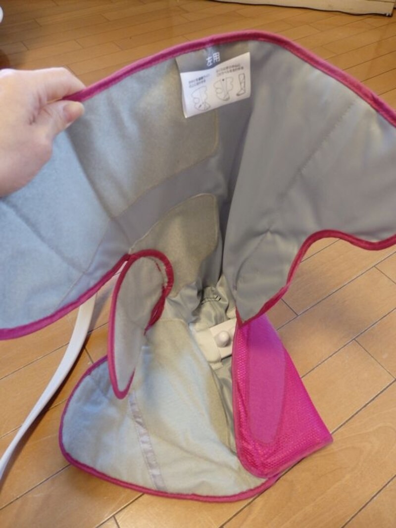 開いたところ。まずは足先を入れてから、足首をしっかり固定するように下から順に巻いていきます