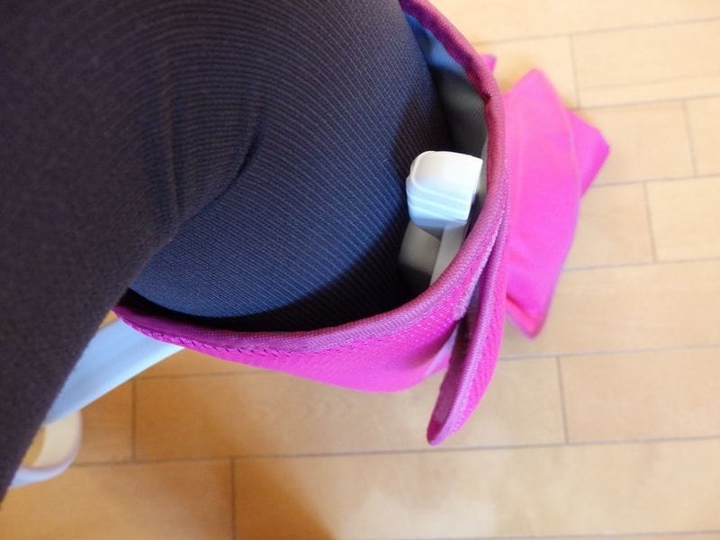 脚に巻いた後ですねの筋肉の中で押して気持ちのよい場所に差し込みます