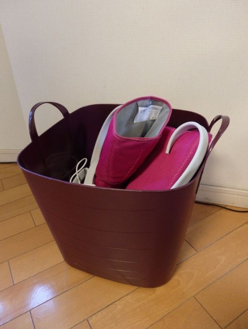 くたっとしてしまうので、ブーツ部や操作器、コードやパッドなどをひとまとめにして籠などに入れておくと便利です