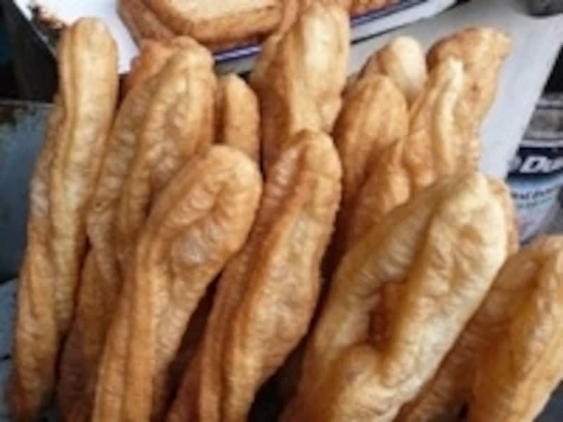 揚げたての油条。外はカリッと、中はしっとりとしています