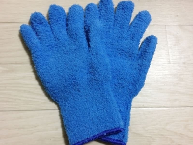 大掃除に便利な100円グッズのマイクロファイバー掃除手袋