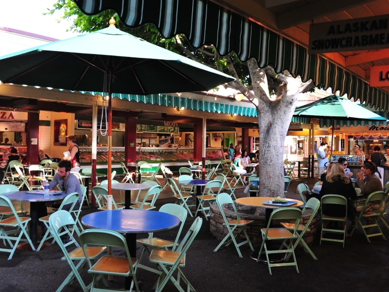 屋台のように並んだモールの中央にフードコートがある